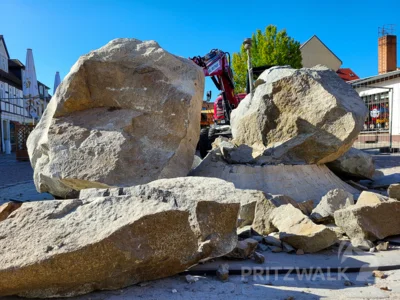 Foto des Albums: Der Brunnenfindling vor dem Rathaus musste abgebaut werden