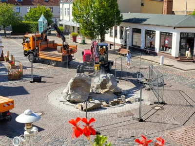 Foto des Albums: Der Brunnenfindling vor dem Rathaus musste abgebaut werden