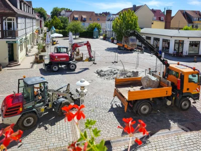 Foto des Albums: Der Brunnenfindling vor dem Rathaus musste abgebaut werden