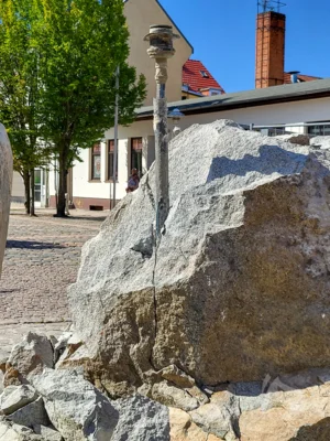 Foto des Albums: Der Brunnenfindling vor dem Rathaus musste abgebaut werden