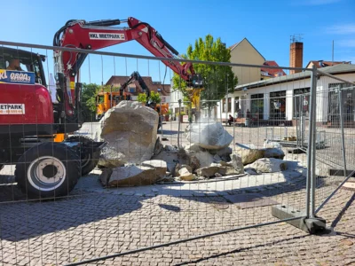 Foto des Albums: Der Brunnenfindling vor dem Rathaus musste abgebaut werden