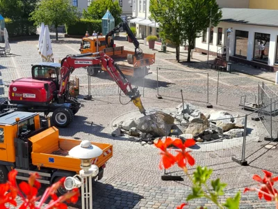 Foto des Albums: Der Brunnenfindling vor dem Rathaus musste abgebaut werden