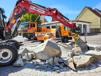 Foto des Albums: Der Brunnenfindling vor dem Rathaus musste abgebaut werden