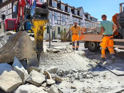 Foto des Albums: Der Brunnenfindling vor dem Rathaus musste abgebaut werden