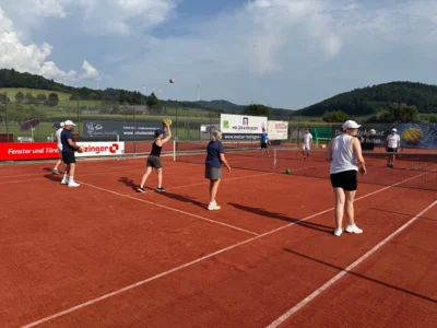 &Uuml;ben tennisspezifischer Bewegungsabl&auml;ufe  (Bild vergr&ouml;&szlig;ern)