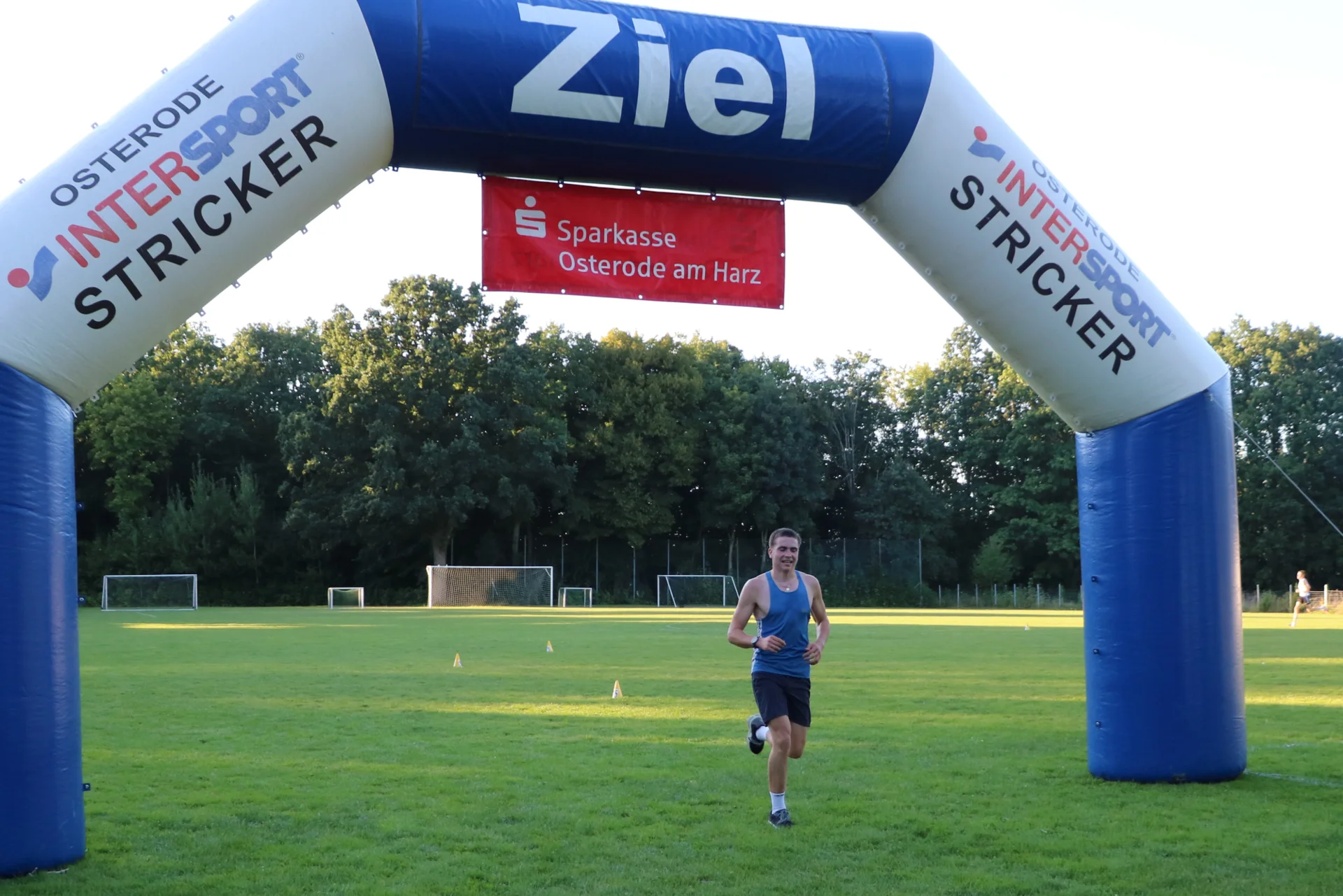 Bild: Der erste Läufer ist um 19.14 Uhr im Ziel