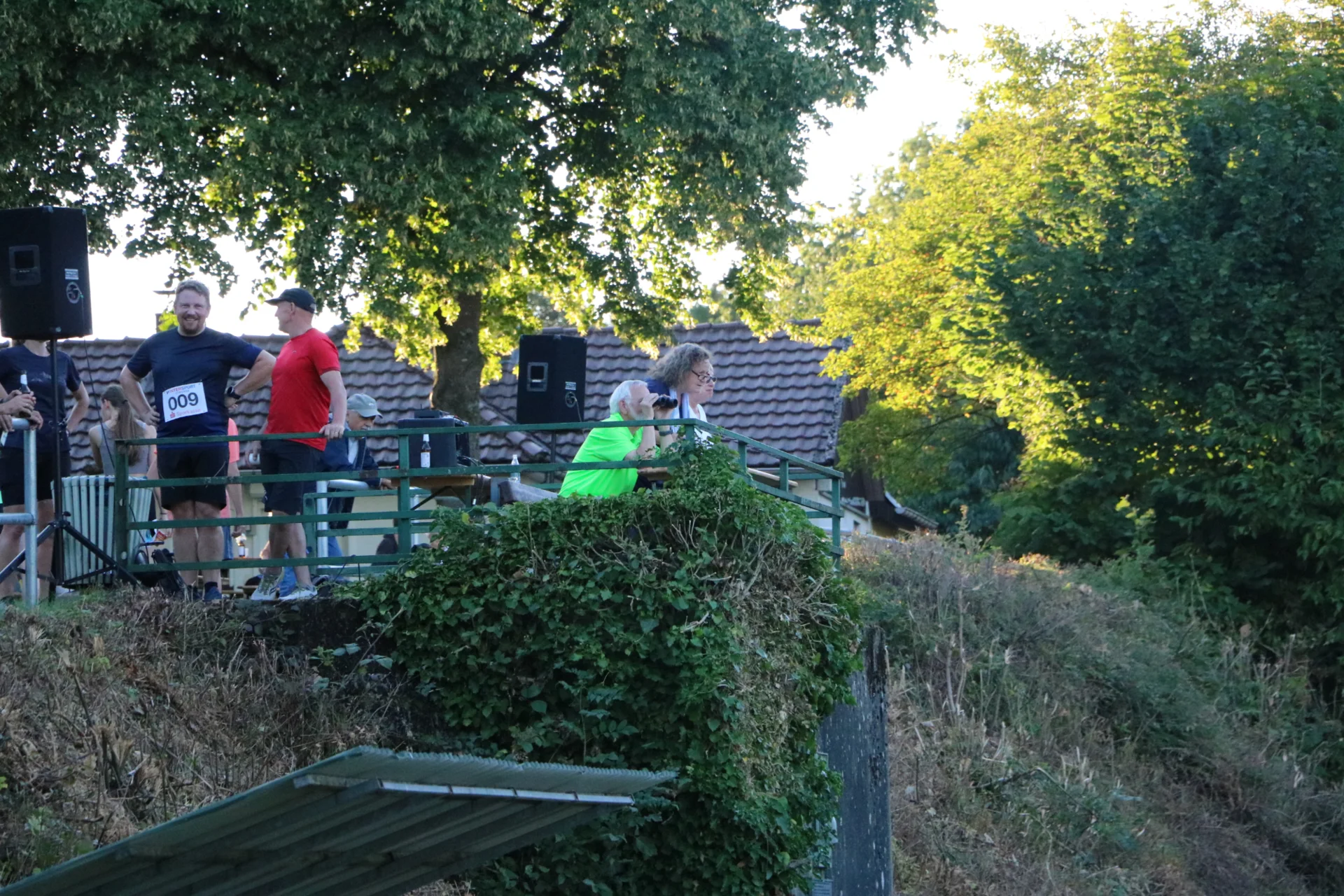 Bild: Jede Läufering und jeder Läufer wurde auf dem Sportplatz wurde, wenn möglich, namentlich begrüßt