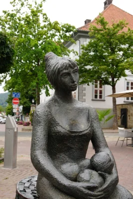Marktfrau in Springe  (Bild vergr&ouml;&szlig;ern)