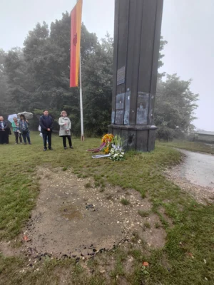 Gedenkfeier auf dem Ostlandkreuz  (Bild vergr&ouml;&szlig;ern)