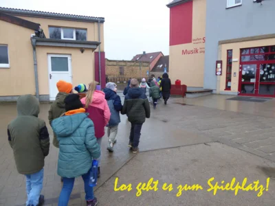 Los gehts zum Spielplatz  (Bild vergr&ouml;&szlig;ern)