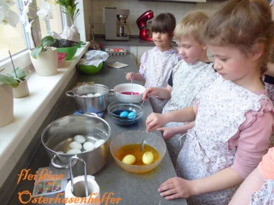 flei&szlig;ige Osterhasenhelfer  (Bild vergr&ouml;&szlig;ern)