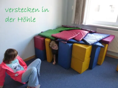 verstecken in der H&ouml;hle  (Bild vergr&ouml;&szlig;ern)