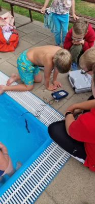 Wie "sauer" ist das Wasser.? wir messen den PH-Wert.  (Bild vergr&ouml;&szlig;ern)