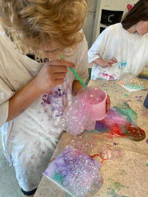 Beim Malen  (Bild vergr&ouml;&szlig;ern)