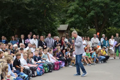 Foto des Albums: Einschulungsfeier auf dem Schulhof