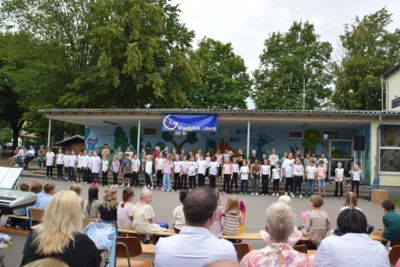 Foto des Albums: Einschulungsfeier auf dem Schulhof