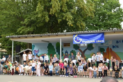 Foto des Albums: Einschulungsfeier auf dem Schulhof