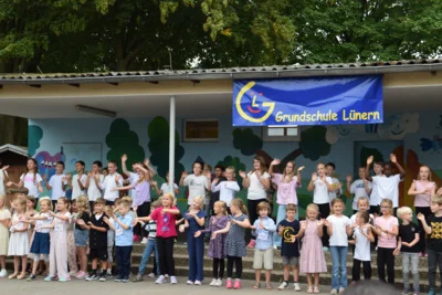 Foto des Albums: Einschulungsfeier auf dem Schulhof