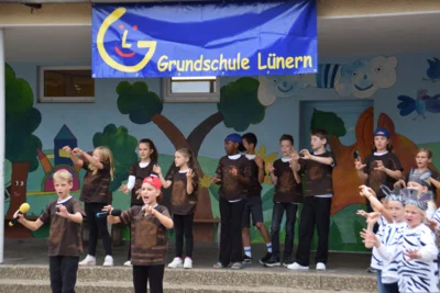 Foto des Albums: Einschulungsfeier auf dem Schulhof