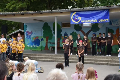 Foto des Albums: Einschulungsfeier auf dem Schulhof