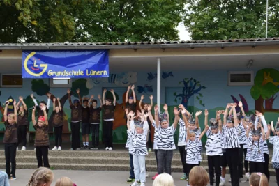 Foto des Albums: Einschulungsfeier auf dem Schulhof