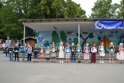 Foto des Albums: Einschulungsfeier auf dem Schulhof