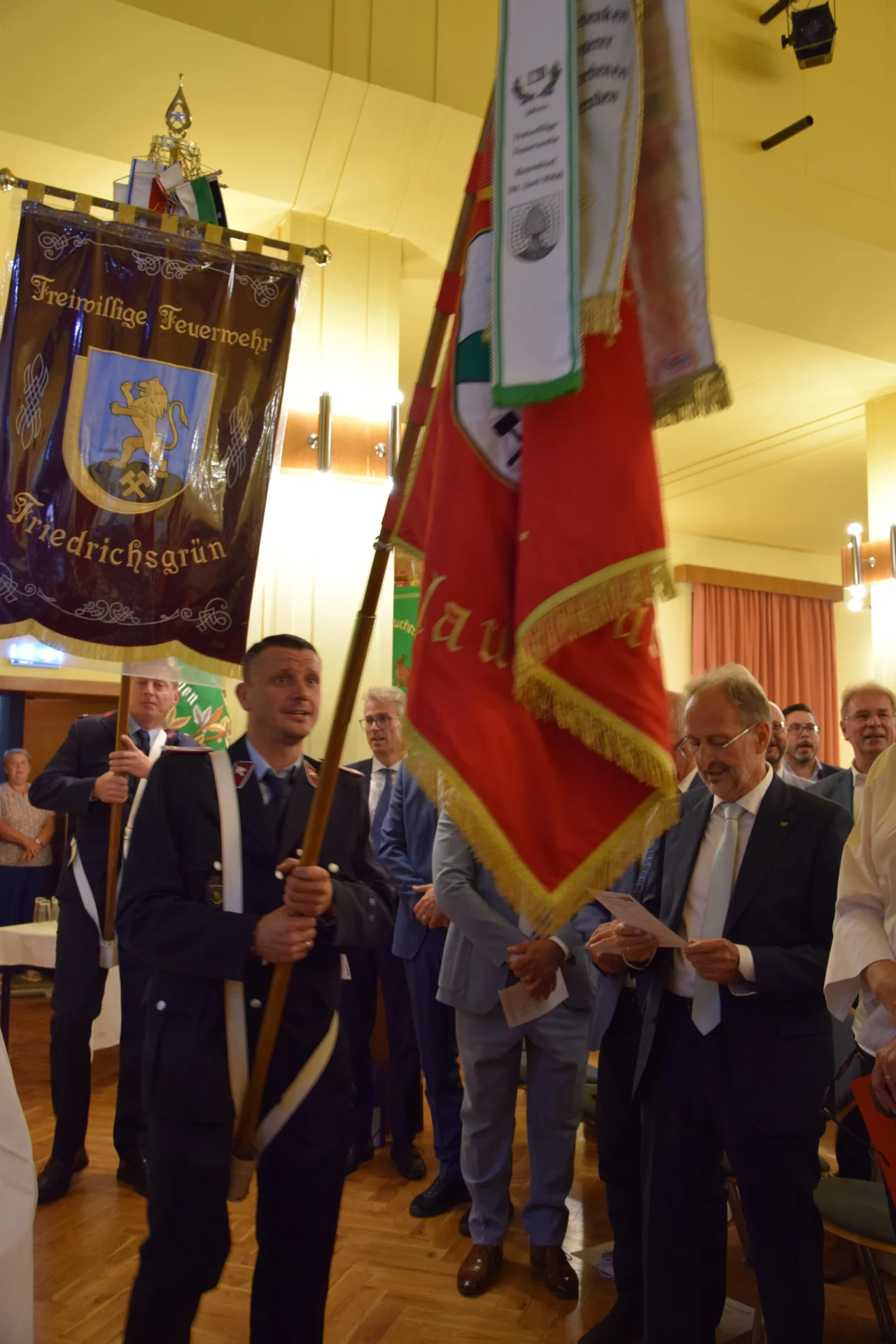 Bild: Fahneneinzug der Vereine