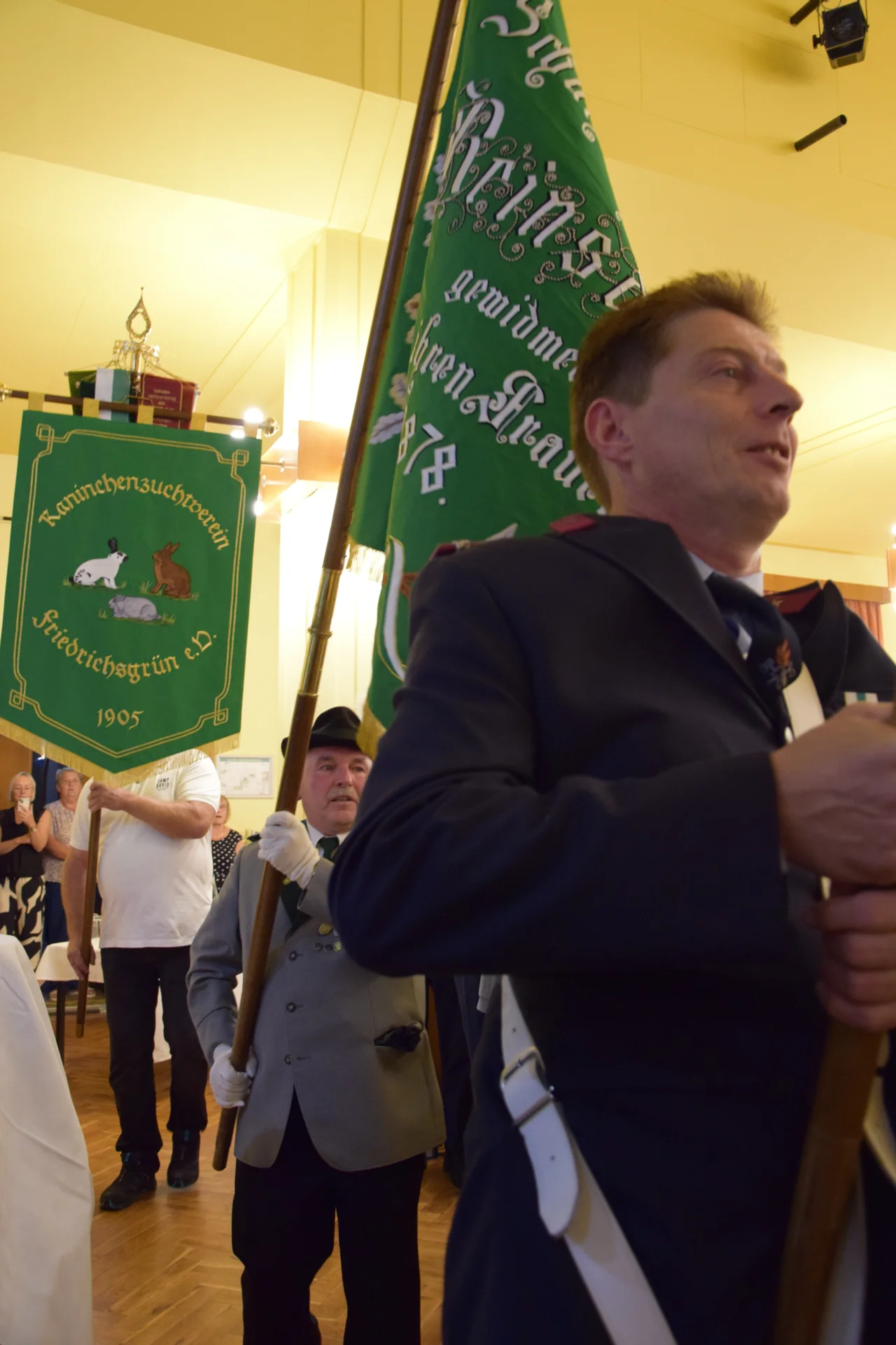 Bild: Fahneneinzug der Vereine