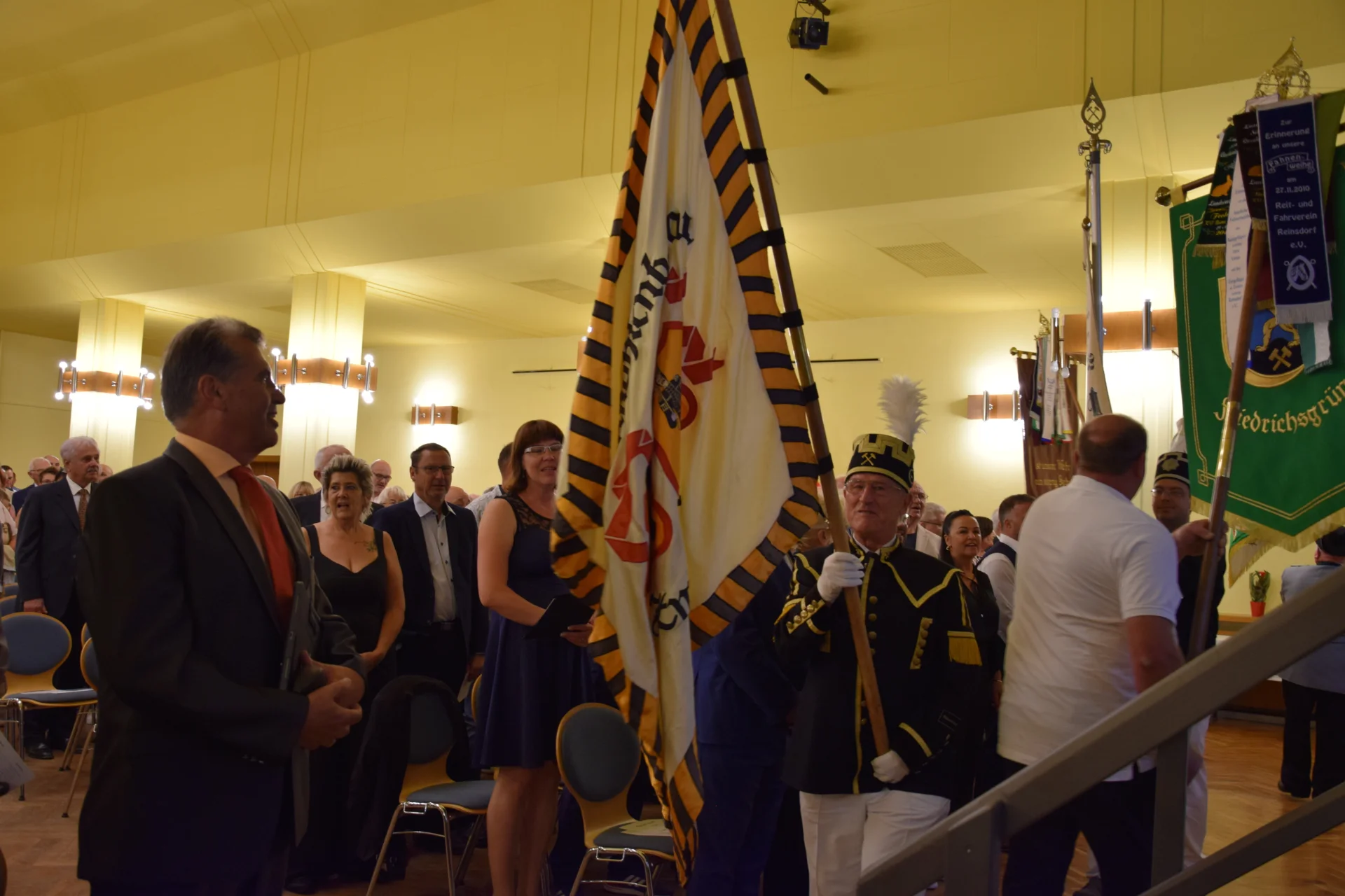 Bild: Fahneneinzug der Vereine