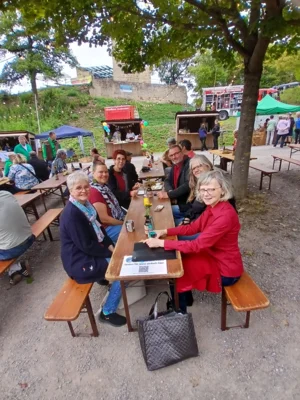 Kleine Pause nach dem Gottesdienst  (Bild vergr&ouml;&szlig;ern)