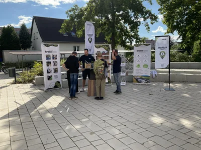 Sch&uuml;ler am Stand von Krono Span  (Bild vergr&ouml;&szlig;ern)