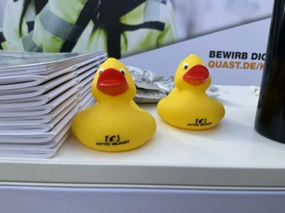 Zwei Enten am Stand von Otto Quast  (Bild vergr&ouml;&szlig;ern)