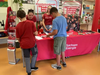 Sch&uuml;ler am Stand von Sachsen Energie  (Bild vergr&ouml;&szlig;ern)