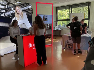 Sch&uuml;lerin am Stand der Sparkasse  (Bild vergr&ouml;&szlig;ern)