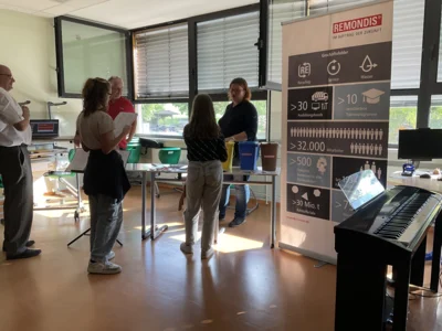 Sch&uuml;ler am Stand von Remondis  (Bild vergr&ouml;&szlig;ern)