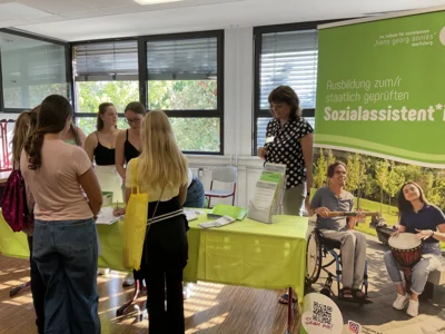 Sch&uuml;ler am Stand f&uuml;r Sozialassistenten  (Bild vergr&ouml;&szlig;ern)