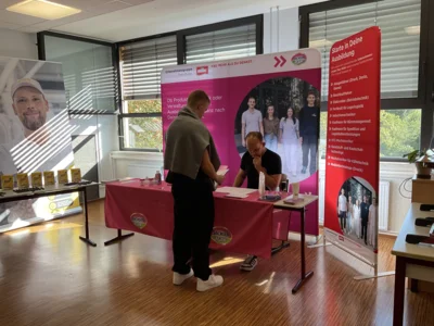 Sch&uuml;ler am Stand m&uuml;ller  (Bild vergr&ouml;&szlig;ern)