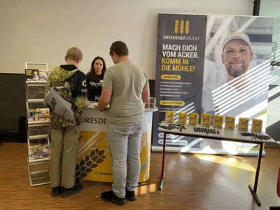 Sch&uuml;ler am Stand der Dresdner M&uuml;hle  (Bild vergr&ouml;&szlig;ern)
