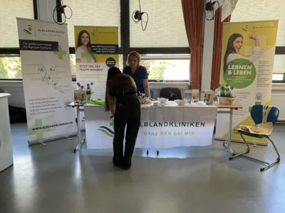 Sch&uuml;ler am Stand vom Elblandklinikum  (Bild vergr&ouml;&szlig;ern)