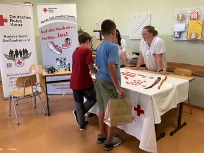 Sch&uuml;ler am Stand vom DRK  (Bild vergr&ouml;&szlig;ern)