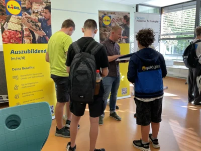 Sch&uuml;ler am Stand von Lidl  (Bild vergr&ouml;&szlig;ern)