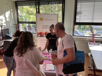 Sch&uuml;ler am Stand der Steuerkanzlei  (Bild vergr&ouml;&szlig;ern)