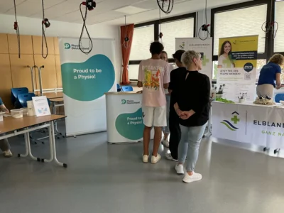 Sch&uuml;ler am Stand von Physio Deutschland  (Bild vergr&ouml;&szlig;ern)