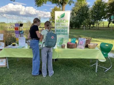 Sch&uuml;lerinnen am Stand im Gr&uuml;nden  (Bild vergr&ouml;&szlig;ern)