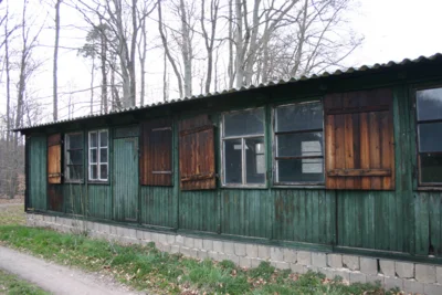 Foto des Albums: Beginn der Arbeiten zu einem Modell einer Zwangsarbeiterbaracke/Originalvorlage/Fotos
