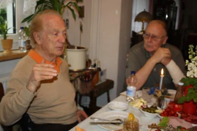 Foto des Albums: Begegnungen und Zeitzeugenbefragungen, Übernahme von Dokumenten