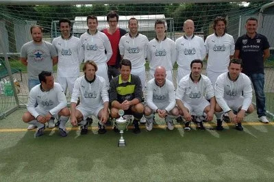 &Uuml;32-Kreismeister 2013 Hintere Reihe: Fleck, Okta, Thomale, Bonn, Mews, Lorenscheit, Breuer, Honerbach Vordere Reihe: Dogan, Krause, Oessling, Bungert, Ammar, Zillken  (Bild vergr&ouml;&szlig;ern)
