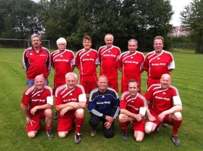 &Uuml;50-Kreismeister 2011 Hintere Reihe: Reiners, Schlachtsch&uuml;tz, Metzger, Lutzner, Witsch, Walschek Vordere Reihe: Pfeil, L&uuml;ck, Waidelich, M&uuml;ller, Herzog (es fehlen: Hennes, Kr&uuml;ger)  (Bild vergr&ouml;&szlig;ern)