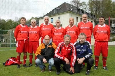 &Uuml;60-Mittelrheinturnier 2012 (3. Platz) Hintere Reihe: Metzger, Schlachtsch&uuml;tz, Strotmann, Rybczynski, D. Holzhammer, Lutzner, Kuhn Vordere Reihe: Betreuer Penkert, Reiners, Scharf  (Bild vergr&ouml;&szlig;ern)