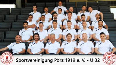 "Deutscher Meister" &Uuml;32 2014  (f&uuml;r eine gr&ouml;&szlig;ere Version auf das Foto klicken) hinten: Fleck 4. Reihe v. unten: Bonn, Dogan, Kaesberg, Bungert, Zillken, Hebel 3. Reihe v. unten: Bozkurt, Yazici, Amar, Kremer, Lamsfu&szlig;, Erygit 2. Reihe v. unten: Okta, Forsbach, Oessling, Lorenscheit, Mews, Miletic vorn: Vella, Honerbach, M&uuml;ller, Krause, Breuer, Thomale  (Bild vergr&ouml;&szlig;ern)